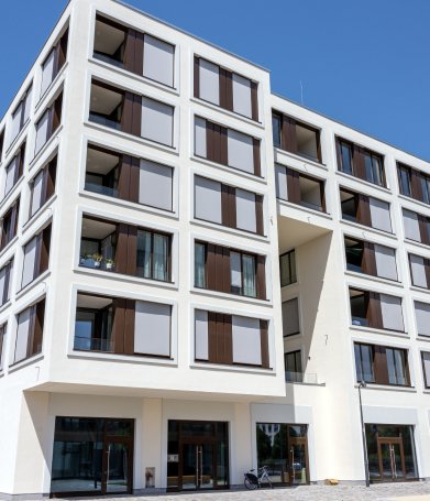 Modernes Mehrfamilienhaus mit hellem Putz und Balkonen im Rhein-Main-Gebiet