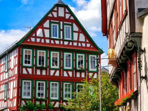 Main-Kinzig-Kreis – historisches Fachwerkhaus in einer Altstadtgasse