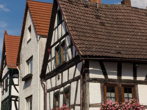 Wetteraukreis – Fachwerkhäuser mit Blumenkästen